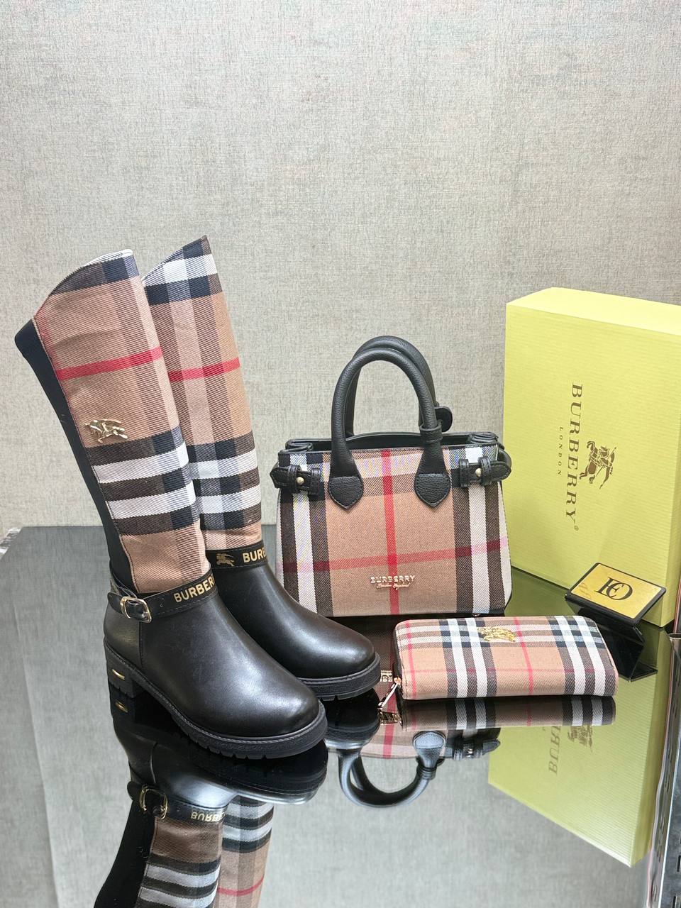 ΓΥΝΑΙΚΕΙΟ ΣΕΤ ΠΑΠΟΥΤΣΙΩΝ & ΤΣΑΝΤΑΣ